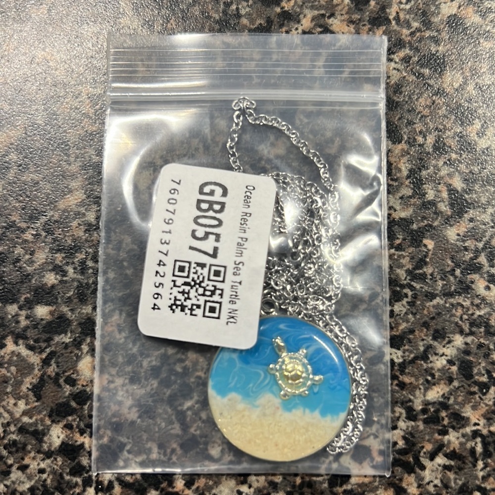 NWT 🏝️ HAND PAINT OCEAN SAND IN RESIN SEA TURTLE STAINLESS STEEL CHAIN NECKLACE - Picture 6 of 6